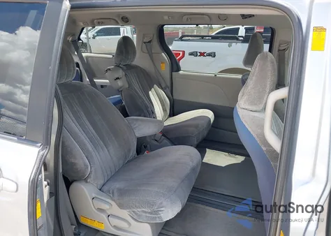 2014 Toyota Sienna Le V6 8 Passenger z USA, uszkodzony, nr VIN 5TDKK3DC5ES453432